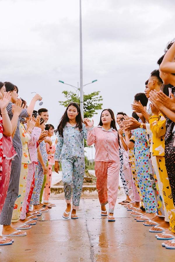 Chia sẻ về bộ ảnh kỷ yếu của lớp mình, bạn Hà Phương nói: "Bộ ảnh chụp ở nhà văn hóa huyện An Minh tỉnh Kiên Giang từ ngày 9/6. Ý tưởng xuất phát từ một bạn trong lớp thích mặc đồ ngủ".