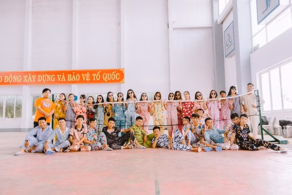 Chụp từ ngoài sân cho đến trong nhà thể chất, đâu đâu cũng là địa điểm để các bạn trẻ làm điểm lưu giữ cho bộ ảnh kỷ yếu để đời.