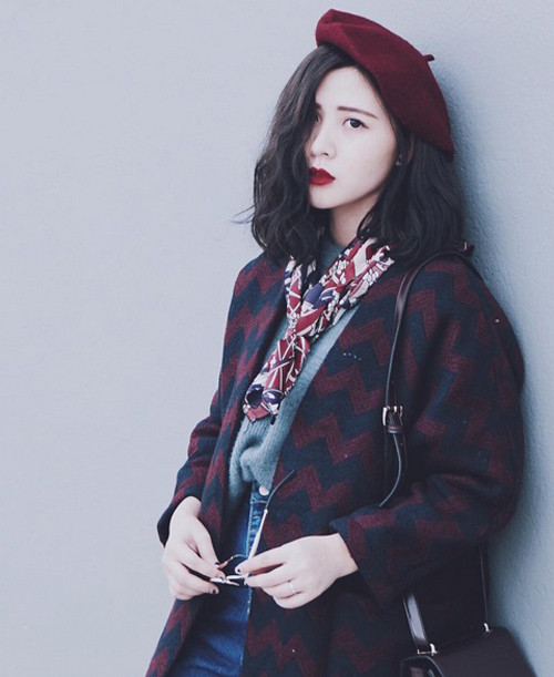 Dù chỉ kinh doanh thời trang song hotgirl Heo Mi Nhon vẫn nhận được không ít sự chú ý của cộng đồng mạng đặc biệt là sau khi “về chung một nhà” với hotboy Kiên Hoàng. Với vẻ ngoài xinh xắn cùng gu thời trang Hàn Quốc “cực chất”, Heo Mi Nhon nhanh chóng trở thành tâm điểm chú ý của giới trẻ với Instagram có 140.000 người theo dõi và 819.000 lượt thích.