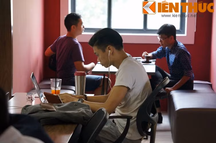 Chia sẻ với PV Kiến Thức, bạn Minh Đức, một vị khách đến làm việc tại đây chia sẻ: “Không gian ở đây khá yên tĩnh để làm việc và không bị cứng nhắc như khi phải ngồi văn phòng”.