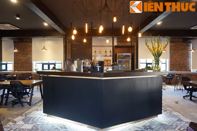 Đến đây, bạn trẻ có thể lựa chọn đồ uống và thưởng thức những chiếc bánh kem nhẹ nhàng để nạp năng lượng tiếp tục công việc.