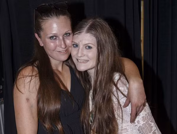 Chứng kiến cách giảm cân "ngốc nghếch" của Courtney, thầy cô trong trường phải liên lạc với bố mẹ cô, cơ quan bảo vệ trẻ em cũng dọa sẽ đưa cô tới viện nếu cô vẫn kiên quyết không chịu ăn.