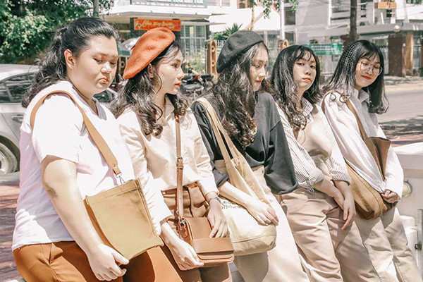 Cô bạn Thu Uyên cho biết, hội 'cạ cứng' chơi với nhau suốt 4 năm từ cấp hai đến giờ và có tận 8 người, nhưng do bận việc nên Tháng năm rực rỡ chỉ xuất hiện 5 người. Suốt thời gian làm bạn thân, dù tính cách khác biệt, người nóng, kẻ lạnh nhưng khi bên nhau, nhóm bạn vẫn luôn rất vui vẻ và không hề cảm thấy gượng gạo, ngại ngùng.