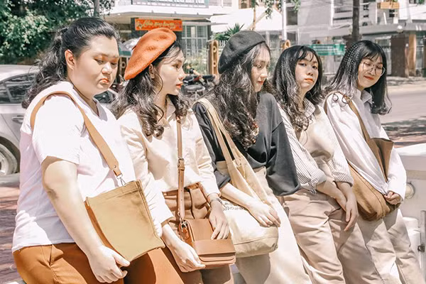 Cô bạn Thu Uyên cho biết, hội 'cạ cứng' chơi với nhau suốt 4 năm từ cấp hai đến giờ và có tận 8 người, nhưng do bận việc nên Tháng năm rực rỡ chỉ xuất hiện 5 người. Suốt thời gian làm bạn thân, dù tính cách khác biệt, người nóng, kẻ lạnh nhưng khi bên nhau, nhóm bạn vẫn luôn rất vui vẻ và không hề cảm thấy gượng gạo, ngại ngùng.