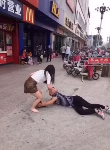 Vì vậy, nên anh chàng mới làm liều, đuổi theo và đã xảy ra cảnh tượng dở khóc, dở cười này.