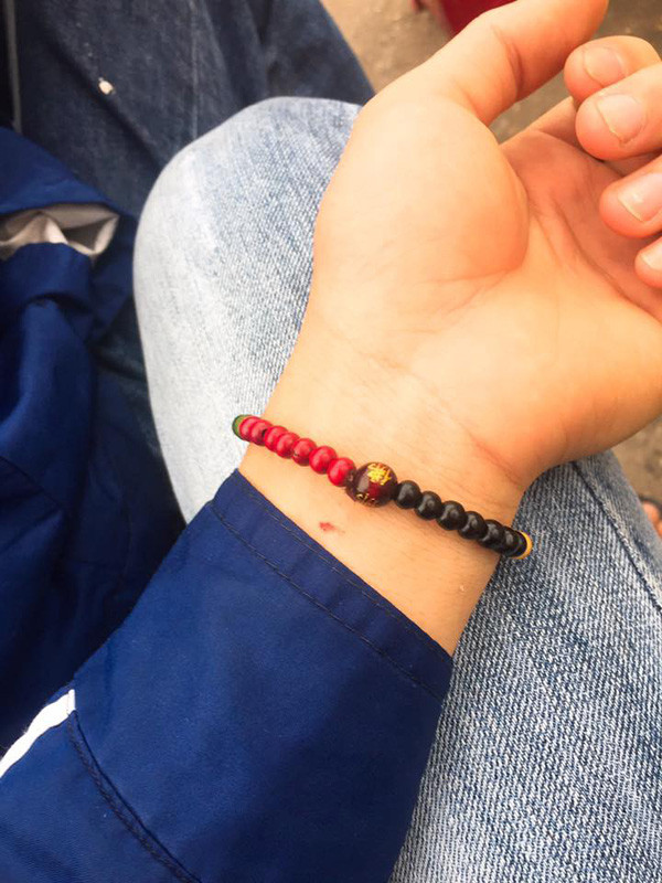 chiếc vòng bạn gái cũ tặng luôn được anh chàng nặng tình đeo trên tay dù đã có người yêu mới.