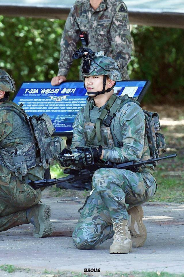 Hay nhiều dân mạng còn cho khẳng định rằng: "Hậu duệ mặt trời phiên bản đời thực là đây chứ chẳng đâu xa".