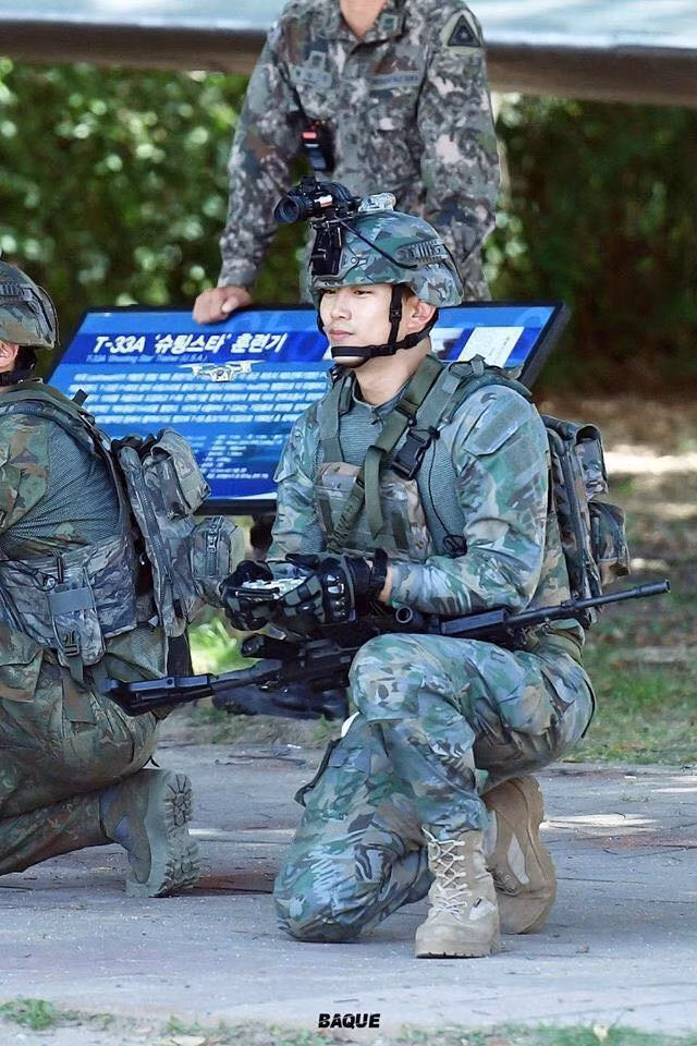 Hay nhiều dân mạng còn cho khẳng định rằng: "Hậu duệ mặt trời phiên bản đời thực là đây chứ chẳng đâu xa".