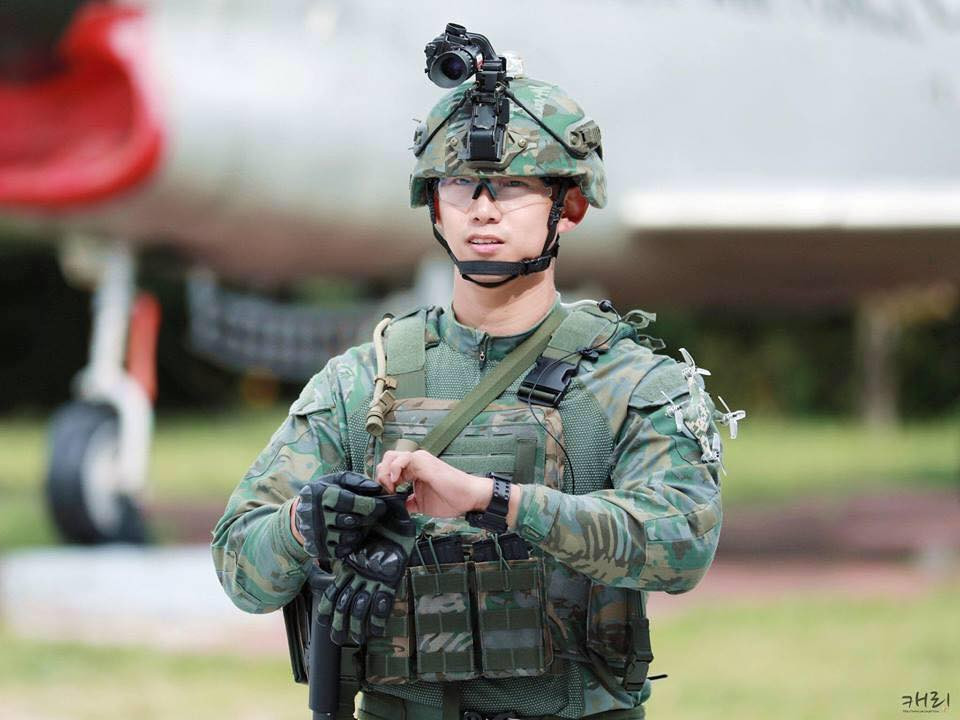 Taecyeon vô cùng điển trai trong trang phục quân đội.