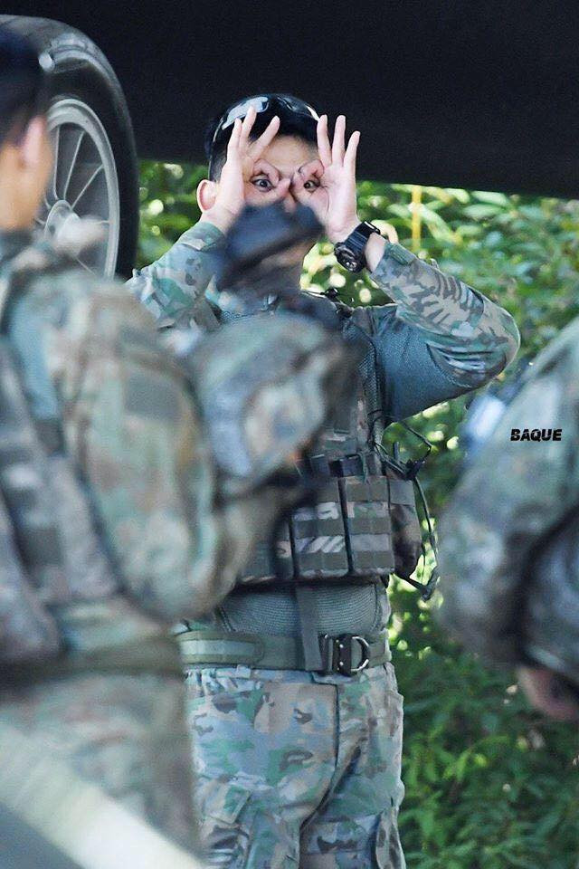 Hành động đáng yêu hết mức của Taecyeon.