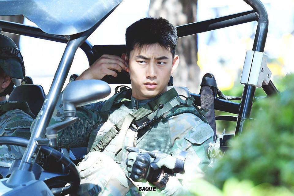 Tuy nhiên, tạm quên những cảnh trong phim đi, dân mạng mới đây đã phải phát sốt vì những hình ảnh "Hậu duệ mặt trời" phiên bản đời thật vô cùng đẹp.