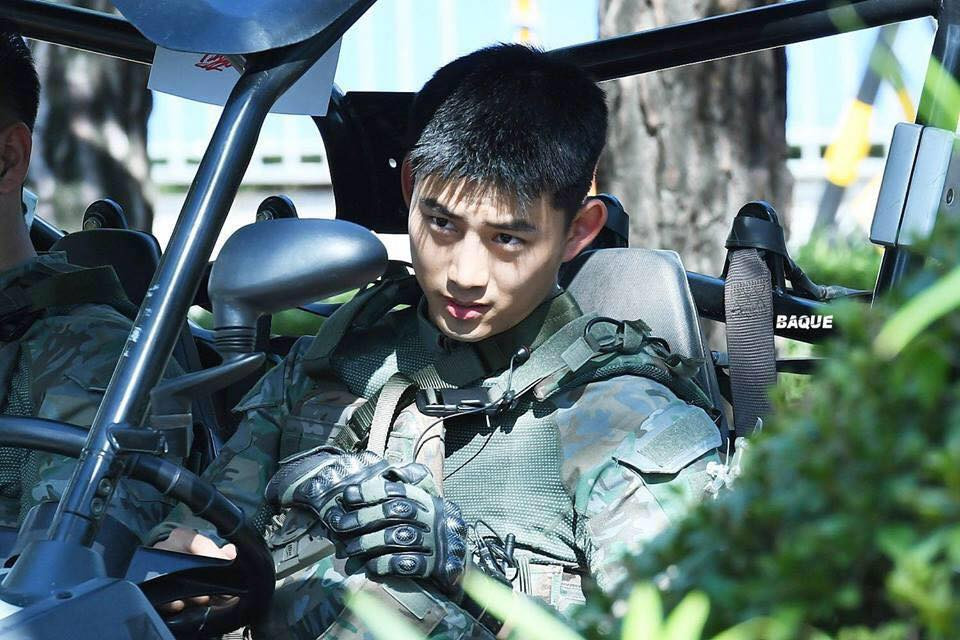  Nhân vật chính trong Hậu duệ mặt trời xuất hiện trong bộ ảnh không phải ai quá xa lạ đó là nam ca sĩ Taecyeon của nhóm nhạc từng đình đám một thời tại Hàn Quốc là 2PM.