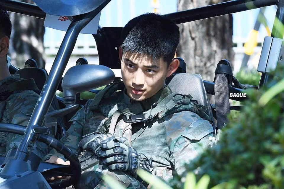  Nhân vật chính trong Hậu duệ mặt trời xuất hiện trong bộ ảnh không phải ai quá xa lạ đó là nam ca sĩ Taecyeon của nhóm nhạc từng đình đám một thời tại Hàn Quốc là 2PM.