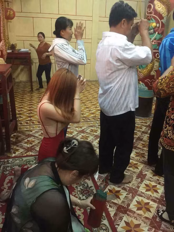 Đặc biệt khi bức ảnh, cô gái diện quần tất trong suốt hở cả phần nhạy cảm trên cơ thể khi ngồi đằng sau xe máy của người yêu trong những đầu xuân năm mới.