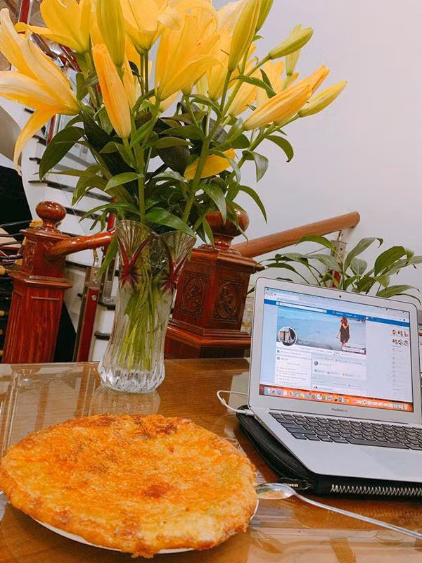 Nhiều bạn trẻ từ thành công rán bánh chưng bằng nước đã mix thêm những món như phomai, bò khô để ăn cùng.