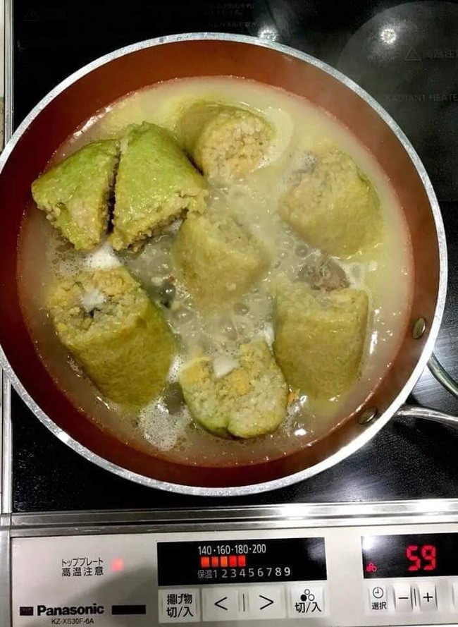 Năm nay, các bạn trẻ đã truyền tai nhau một tuyệt chiêu rán bánh chưng bằng nước lọc để nhanh chóng "giải tán hàng tồn" trong nhà mình.