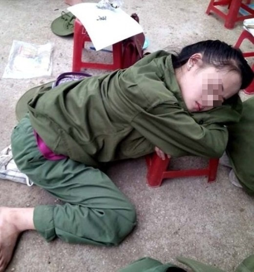 Tập quân sự mệt quá, ngủ cái đã.