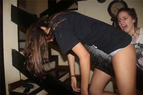 Ngủ bất chấp, bất cứ đâu đều cũng có thể ngủ là triết lý của những cô nàng có hơi men trong người.