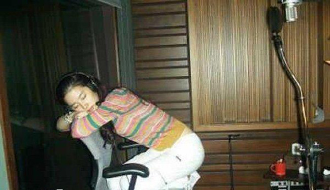 "Hãy cho tôi một điểm tựa, tôi có thể ngủ nướng cả ngày mà không sợ ngã". Bức ảnh được nickname Hoàng Thông chia sẻ và đặt lời bình luận.