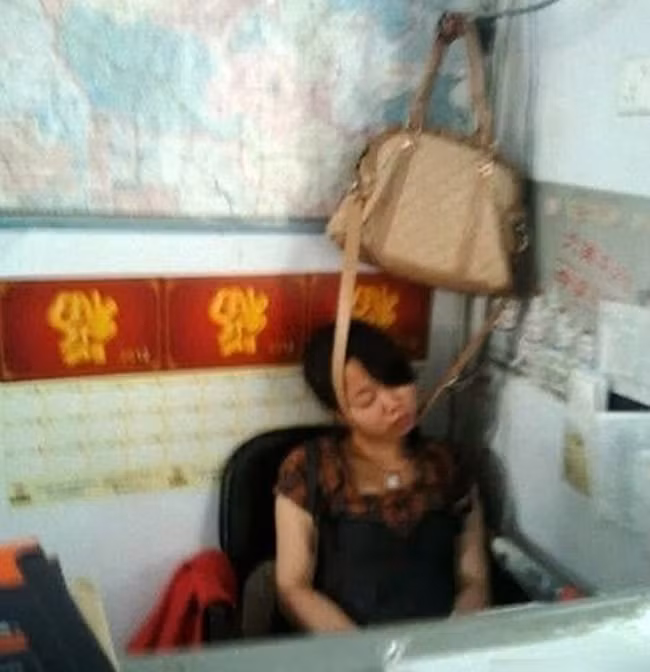 Không chỉ cho đăng tải những bức ảnh tư thế ngủ của hội chị em, các đấng mày râu còn tếu táo đặt tên cho từng tư thế sao cho chuẩn xác nhất.