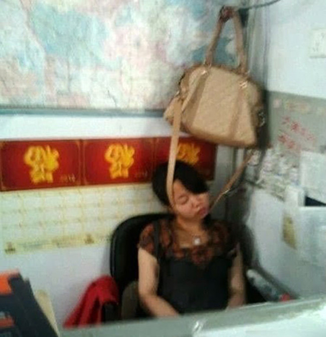 Không chỉ cho đăng tải những bức ảnh tư thế ngủ của hội chị em, các đấng mày râu còn tếu táo đặt tên cho từng tư thế sao cho chuẩn xác nhất.