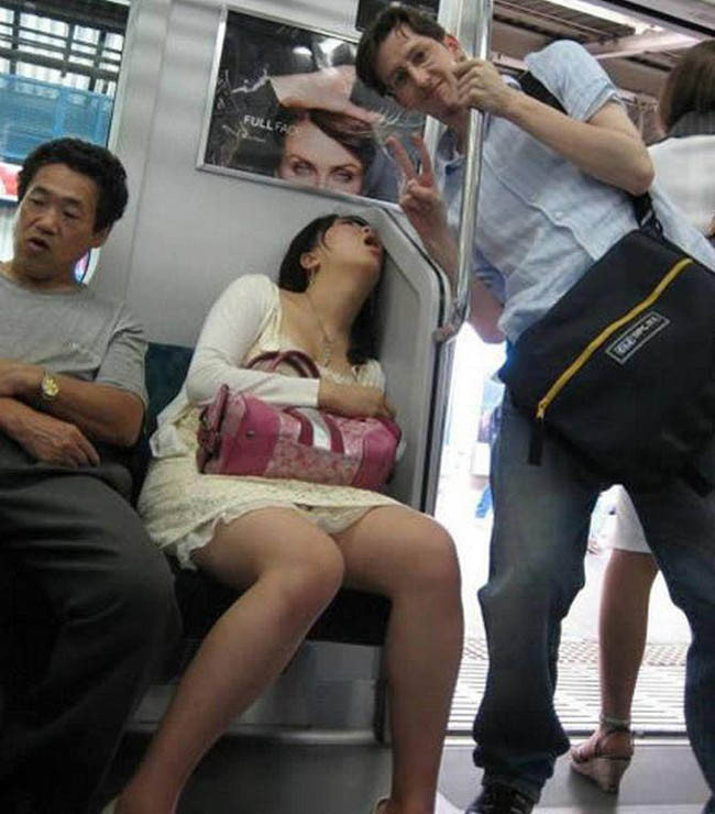 Ngay sau khi được đăng tải, những bức ảnh ghi lại tư thế ngủ bá đạo của các chị em nhanh chóng được lan truyền và nhiều người đã rơi vào hoàn cảnh xấu hổ nhưng không thể tự đào lỗ để chui xuống.