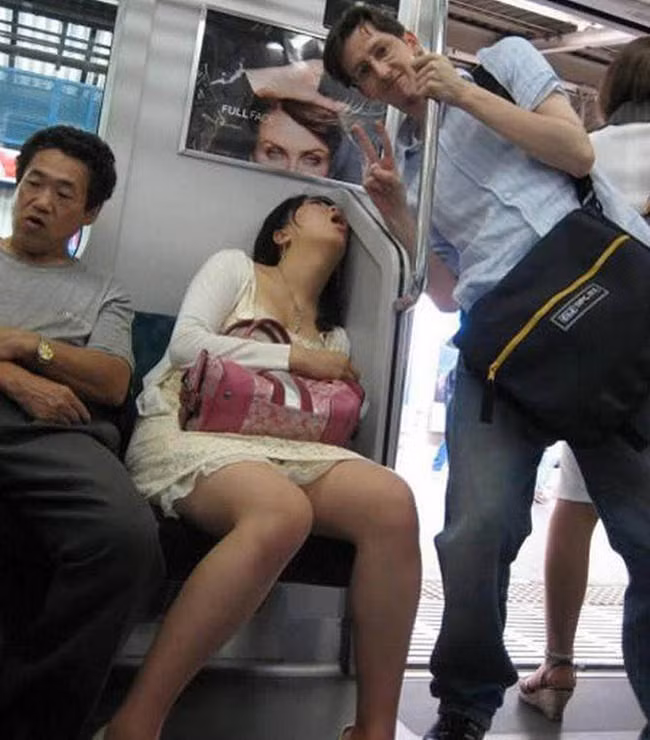 Ngay sau khi được đăng tải, những bức ảnh ghi lại tư thế ngủ bá đạo của các chị em nhanh chóng được lan truyền và nhiều người đã rơi vào hoàn cảnh xấu hổ nhưng không thể tự đào lỗ để chui xuống.