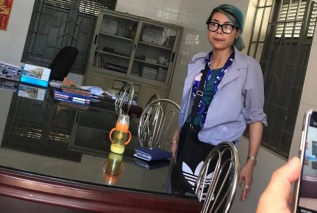 Cập nhật tình hình đứa con Bella mang theo, nhân viên tại Trung tâm bảo trợ xã hội cho biết, cháu bé gần 1 tuổi đang tập đi, bò ở cạnh giường. Cháu bé ngoan và khỏe mạnh.