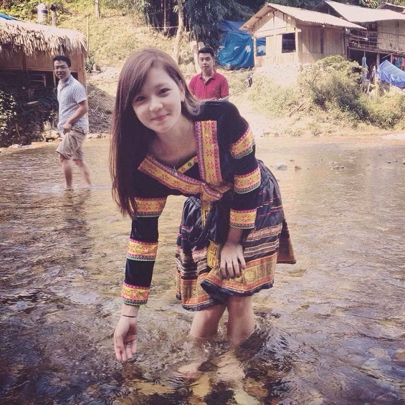 Nổi tiếng sau một đêm nhờ bức hình đứng tạo dáng bên bờ suối với trang phục dân tộc H'Mông vào cuối năm 2015, Lê Thu Hương (SN 1993) nhanh chóng được gắn mác hot girl dân tộc.