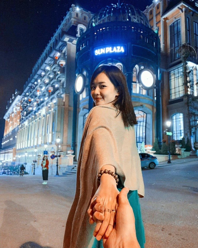 Sau 4 năm, nhiều người nhận xét Thu Hương xinh đẹp kiểu đằm thắm sau khi đã có chồng và đón cậu quý tử đầu lòng.