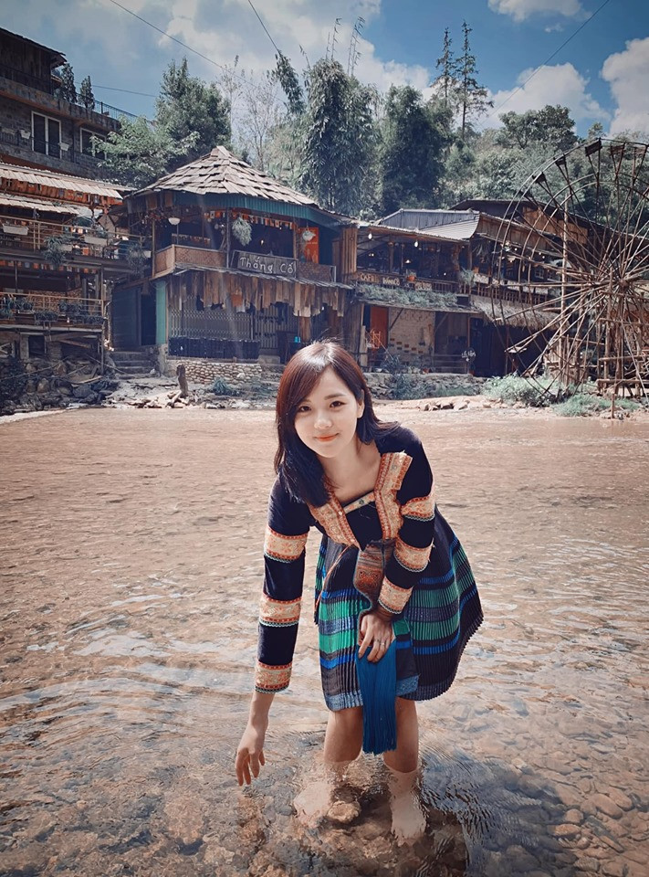 Sau 4 năm kể từ ngày nổi tiếng, mới đây, hot girl dân tộc quay trở lại nơi từng giúp tên tuổi của cô nổi như cồn trên MXH, đó là bản Cát Cát thuộc huyện Sapa, tỉnh Lào Cai.