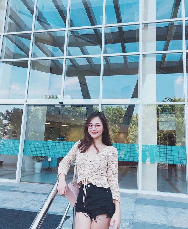 Dù đã sinh nở nhưng thân hình của cô nàng hot girl vẫn thon gọn khiến vạn người mê mẩn.