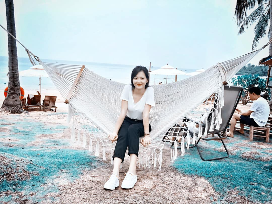 Trong chuyến quay trở lại nơi làm nên sự nổi tiếng của mình, Thu Hương đã diễn lại cảnh cũ. Cô hot girl 9X khoác lên mình bộ trang phục của người H'Mông và tạo dáng y hệt tấm ảnh 4 năm trước.