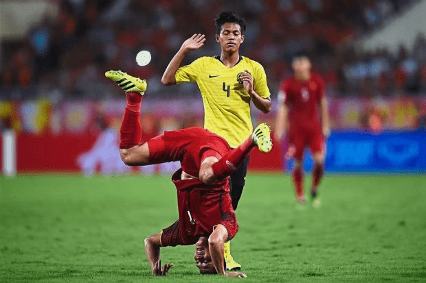 Tuyển Việt Nam đang chơi trong màu áo đỏ nên quần bó đảm bảo phải là màu đỏ khi ra sân. Nếu để lộ quần lót khác màu bên trong, cầu thủ sẽ bị trọng tài phạt. Trường hợp nặng nhất sẽ đuổi khỏi sân nếu có quá nhiều cầu thủ vi phạm.