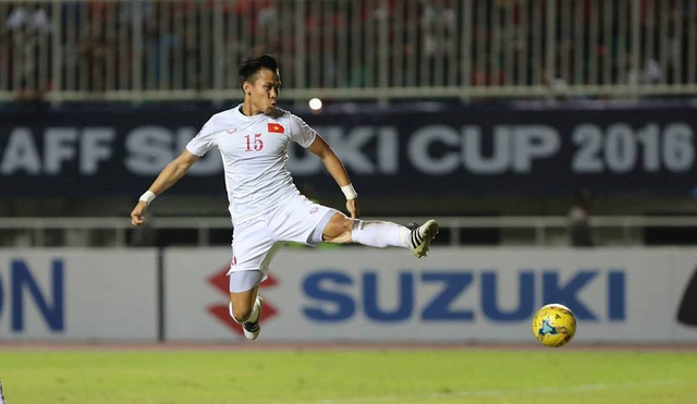 Các cầu thủ đội tuyển Việt Nam không ai dám "chơi trội" trang phục khi ra sân, ngay như "bà thím màu mè" Công Phượng cũng phải tuân thủ răm rắp.