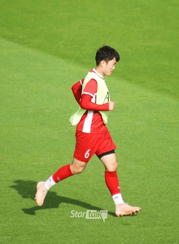 Điều trên giúp trọng tài và các cầu thủ có thể không bị nhầm lẫn trên sân. Nếu vi phạm, trọng tài có quyền mời cầu thủ ra khỏi sân để chỉnh đốn trang phục. Đấy là quy định, trong thực tế, nếu không may gặp phải trọng tài "khó chịu", cầu thủ có thể bị tước quyền thi đấu luôn.