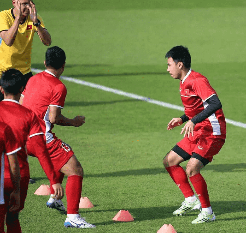 Theo luật cơ bản trong bóng đá, quần lót bó trong của cầu thủ phải đồng màu với quần thi đấu, kể cả trường hợp đó là quần giữ ấm. Chưa kể, áo trong, tất hay băng dán cũng phải đồng bộ theo quy định màu sắc đại diện của đội tuyển đó.