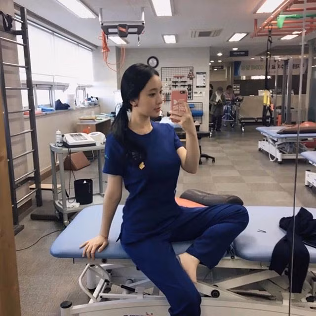 Nữ bác sĩ được nhắc tới đó là Jung A Yoon, năm nay 24 tuổi, tốt nghiệp Khoa Vật lý trị liệu trường Cao đẳng Y tế Daegu (Daegu Health College, DHC), Hàn Quốc.