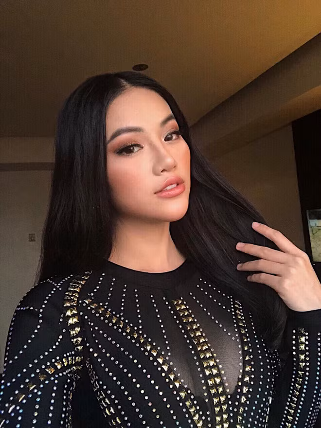 Trong loạt ảnh đời thường Phương Khánh mang đến nét đẹp hiện đại, cô nàng không ngại khoe thân hình quyến rũ qua những cách phối đồ ấn tượng, từ thanh lịch trang trọng đến xuyên thấu táo bạo.