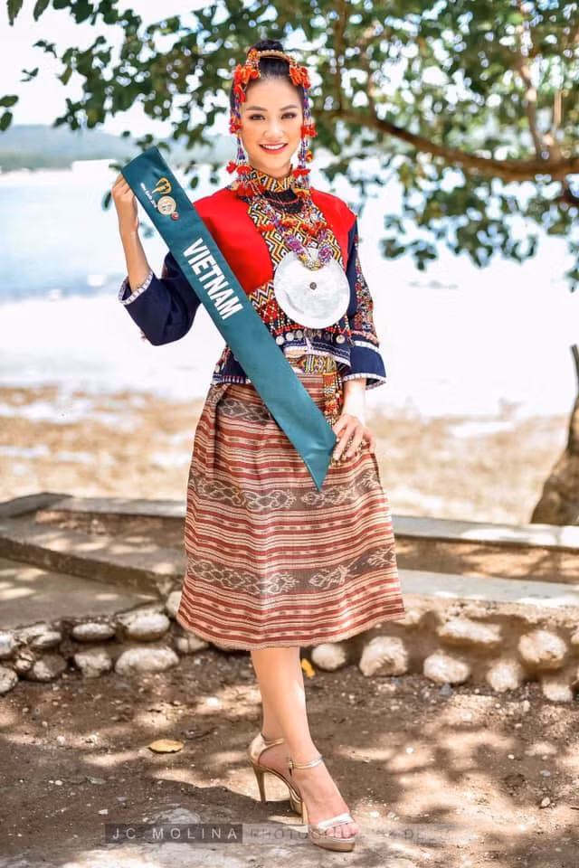 Phương Khánh diện trang phục dân tộc trong cuộc thi Hoa hậu Trái đất nơi cô đã đem về vinh quang cho Việt Nam.