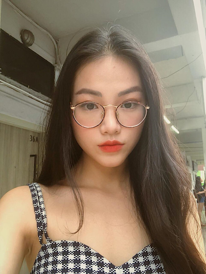 Tuy nhiên, nhiều dân mạng cũng đặt ra câu hỏi tại sao ảnh đời thường thời gian trước và những bức ảnh khi đăng quang của cô bạn này có vẻ gì đó hơi khác khác. Liệu có phải do cô nàng này đã "động dao kéo" tới gương mặt của mình?