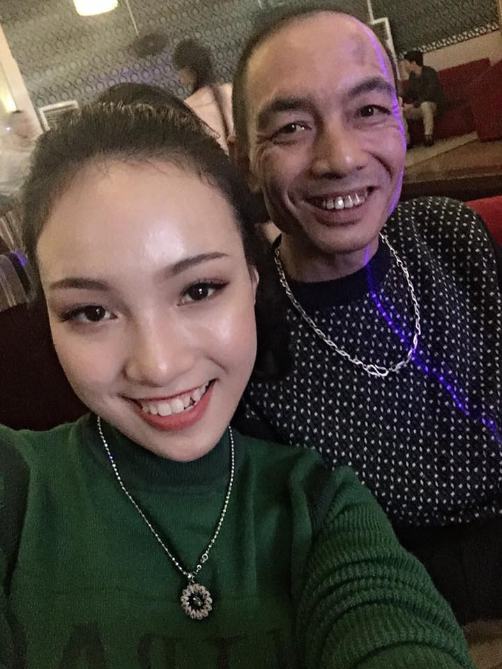 Khuôn mặt trái xoan, hàm răng và đặc biệt là khóe mắt của Mai Phương Anh cực giống bố mình.