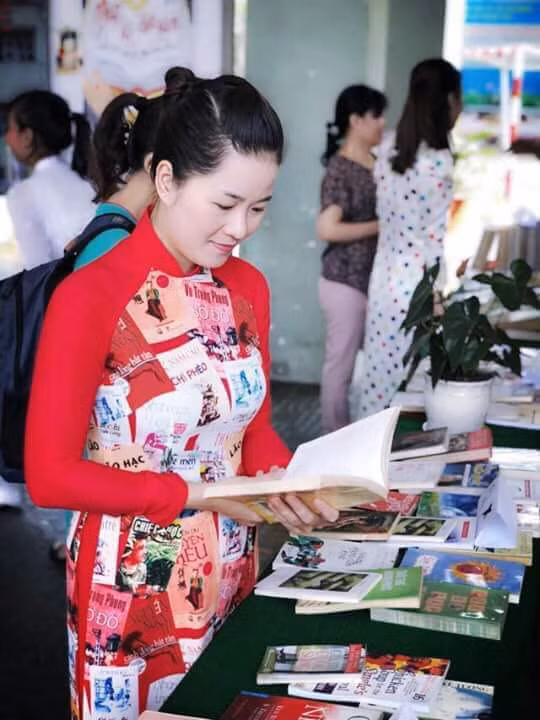 Các họa tiết như bảng tuần hoàn các nguyên tố hóa học, bìa sách môn văn, các tác phẩm văn học được các giáo viên biến tấu cực dễ thương và in lên chiếc áo dài đồng phục của các tổ mình đang giảng dạy trong trường.