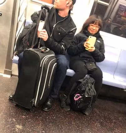 Maria không ngờ cô cũng bị anh chàng chụp lại.