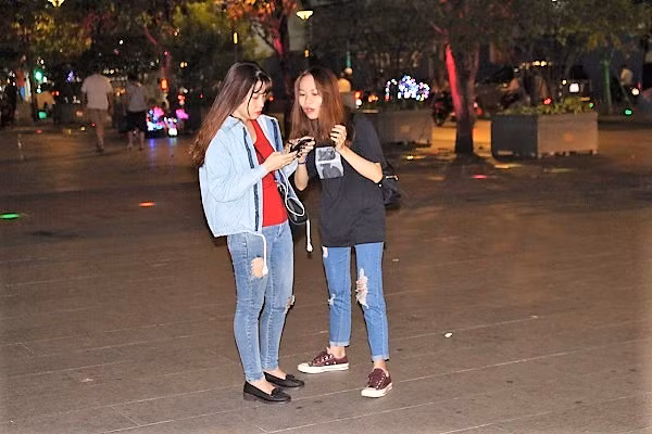 Đúng vào dịp cận Giáng sinh, thời tiết se lạnh lại mang đến nhiều cảm xúc mới mẻ cho người Sài Gòn, đặc biệt là các bạn trẻ.