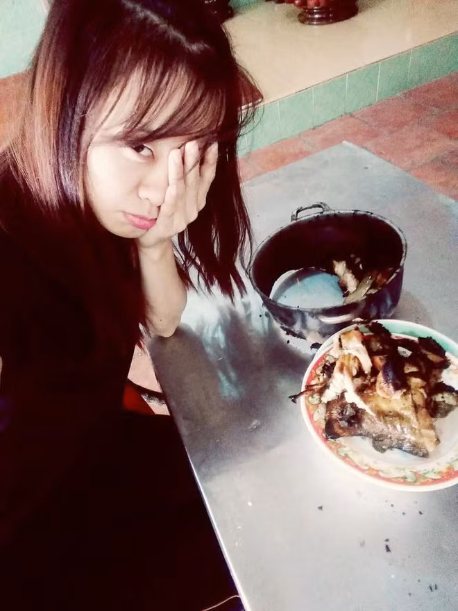 Một cô gái trẻ có lẽ muốn mời cả nhà món ăn chế biến từ cá nên xung phong vào bếp. Tuy nhiên, chẳng biết nấu nướng sơ suất thế nào mà cô gái đã biến cá cháy đen mất một nữa, đến cái đáy nồi cũng cháy đến tan chảy.