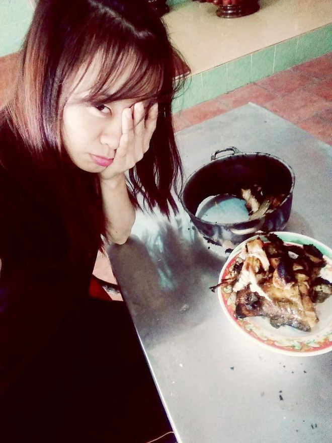 Một cô gái trẻ có lẽ muốn mời cả nhà món ăn chế biến từ cá nên xung phong vào bếp. Tuy nhiên, chẳng biết nấu nướng sơ suất thế nào mà cô gái đã biến cá cháy đen mất một nữa, đến cái đáy nồi cũng cháy đến tan chảy.