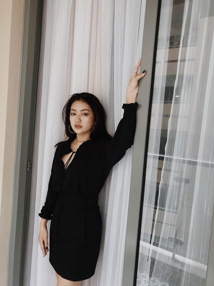 Trong bức ảnh này, hot girl 9X Sài Gòn diện một chiếc quần ren mỏng, sát đùi cùng một chiếc áo hai dây màu trắng ton-sur-ton.