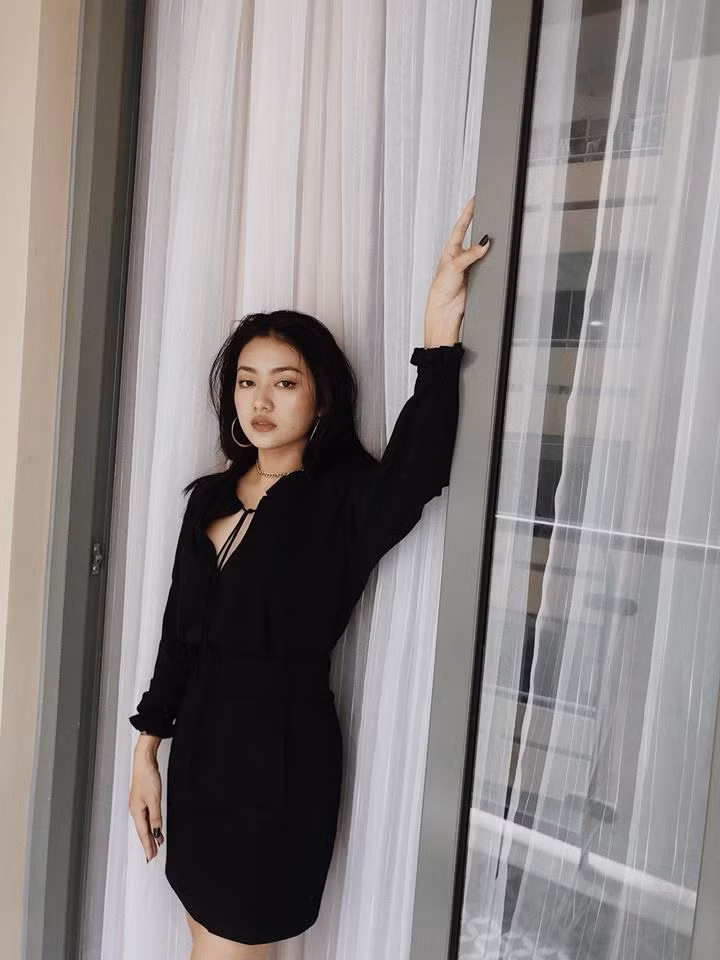 Trong bức ảnh này, hot girl 9X Sài Gòn diện một chiếc quần ren mỏng, sát đùi cùng một chiếc áo hai dây màu trắng ton-sur-ton.