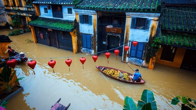 Phố cổ Hội An vừa phải trải qua những ngày ngập lụt kinh hoàng khi con bão số 12 đổ bộ vào các tỉnh miền Trung. Quang cảnh Hội An ngập nước đã được rất nhiều nhiếp ảnh gia trên mạng ghi lại và đăng tải rộng rãi trên mạng xã hội.